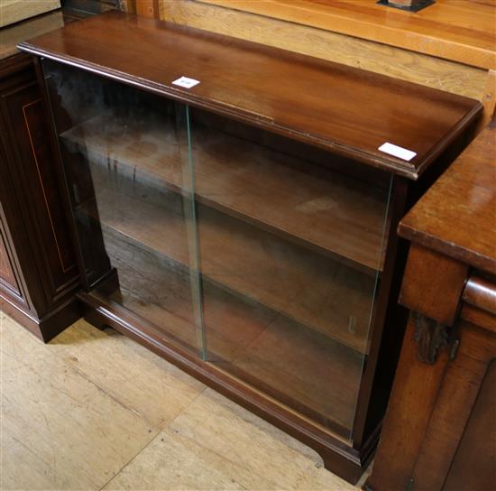 Small mahogany glazed  bookcase(-)